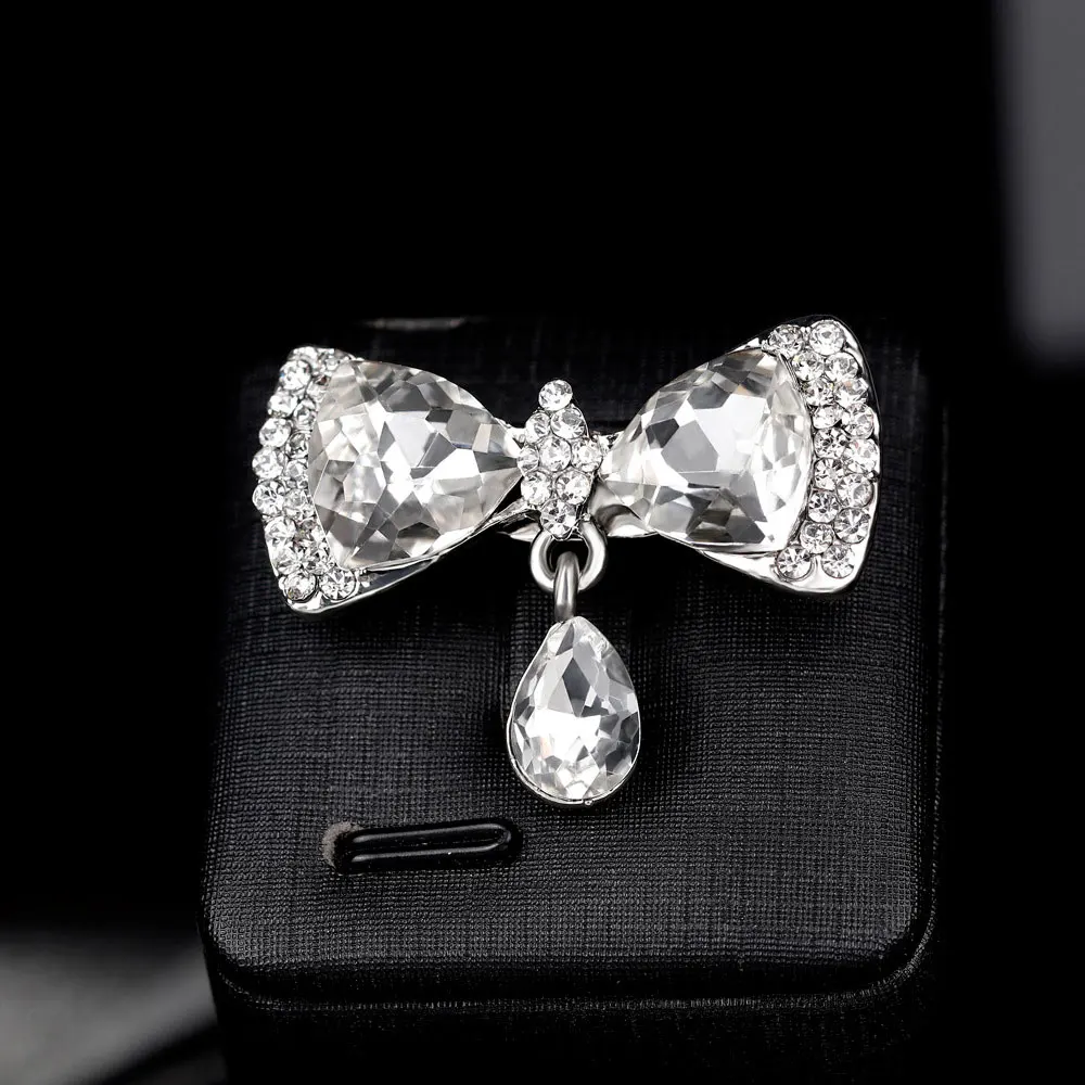 Привлекательная брошь в виде банта из горного хрусталя с бабочкой золотого и