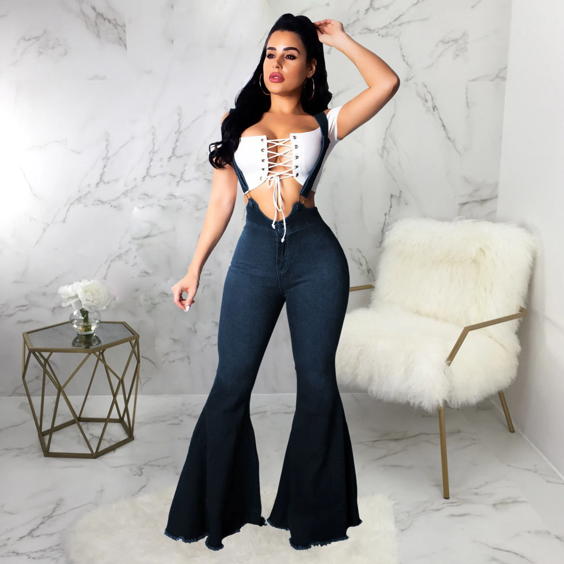 Женский джинсовый комбинезон темно синий с лямками на плечах повседневный