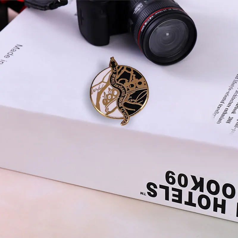 Эмалированная брошь в виде змеи Холли Блэк Королева ничто | Украшения и