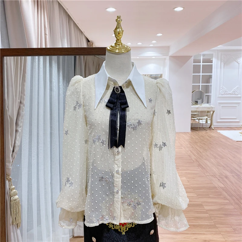 Женская блузка с рукавами-фонариками дизайнерская воротником-бантом и вышивкой