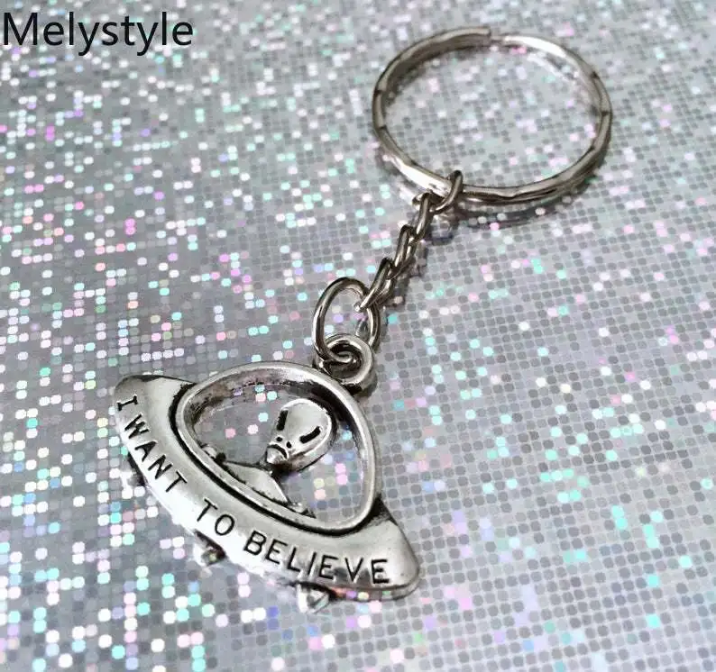 Ключница-подвеска Астронавт на планете в форме НЛО 2019 года - подарок для друга, ювелирные изделия для дропшиппинга.