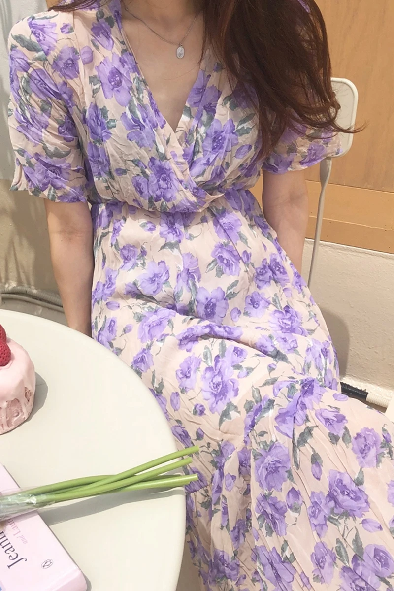 Женское платье с оборками фиолетовое белое цветочным принтом v-образным вырезом