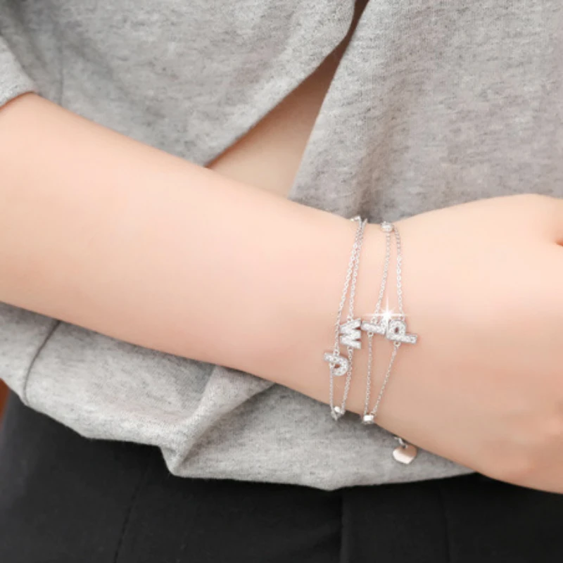 Крошечный трендовый браслет с фианитами кристаллами и буквами инициала