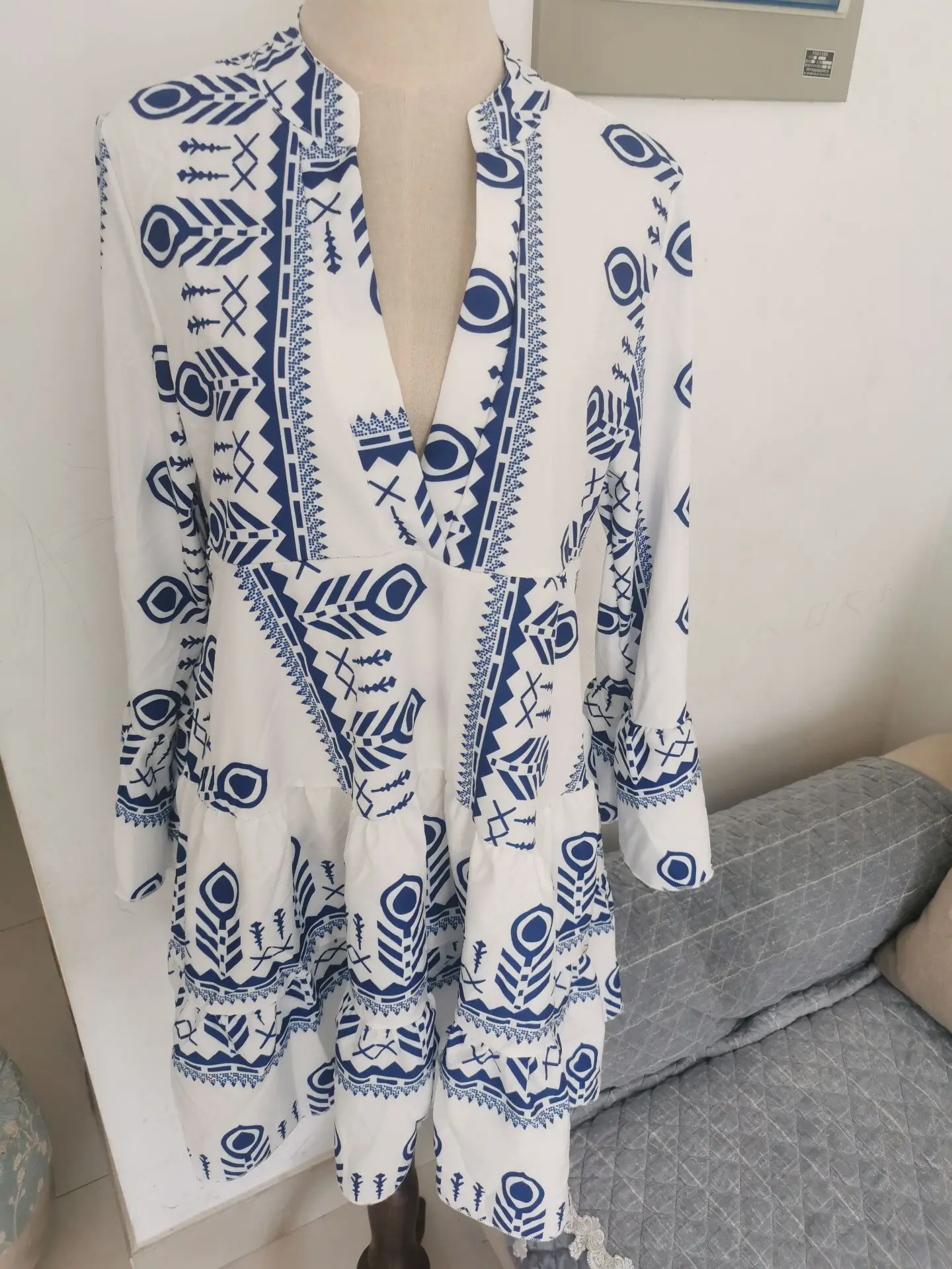 

New European and American fashion printed v-neck flared sleeve dress for women