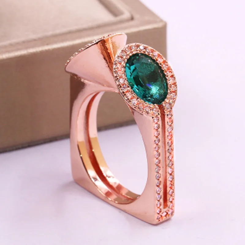 Новое дизайнерское женское кольцо из розового золота с изумрудным цирконием