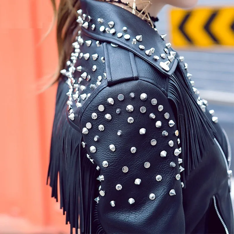 Женская кожаная куртка с бахромой и заклепками черная короткая мотоциклетная в