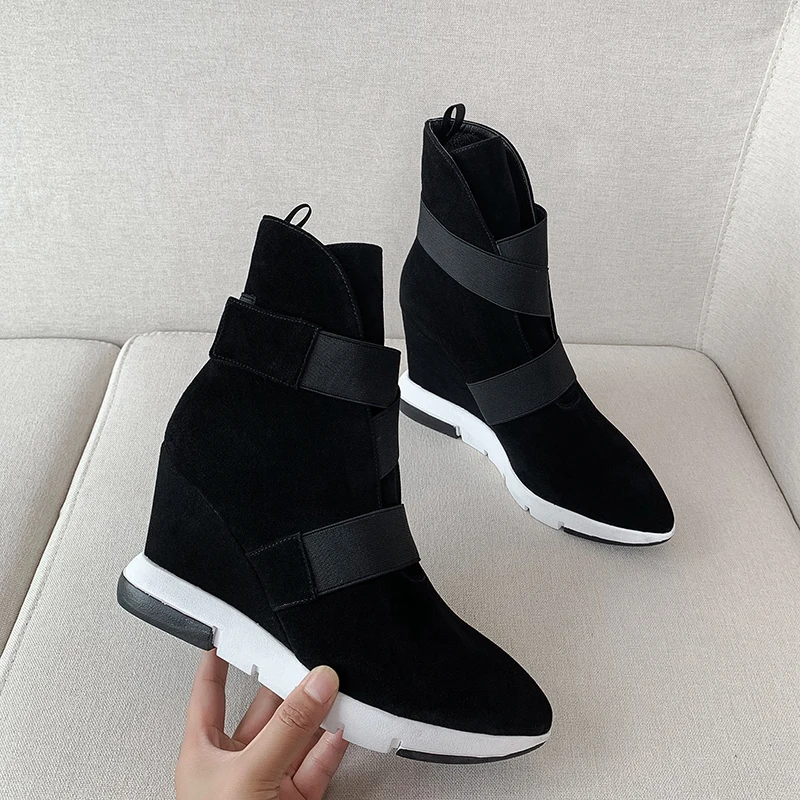 Женские замшевые ботильоны на платформе с резиновой подошвой и пряжкой высоком