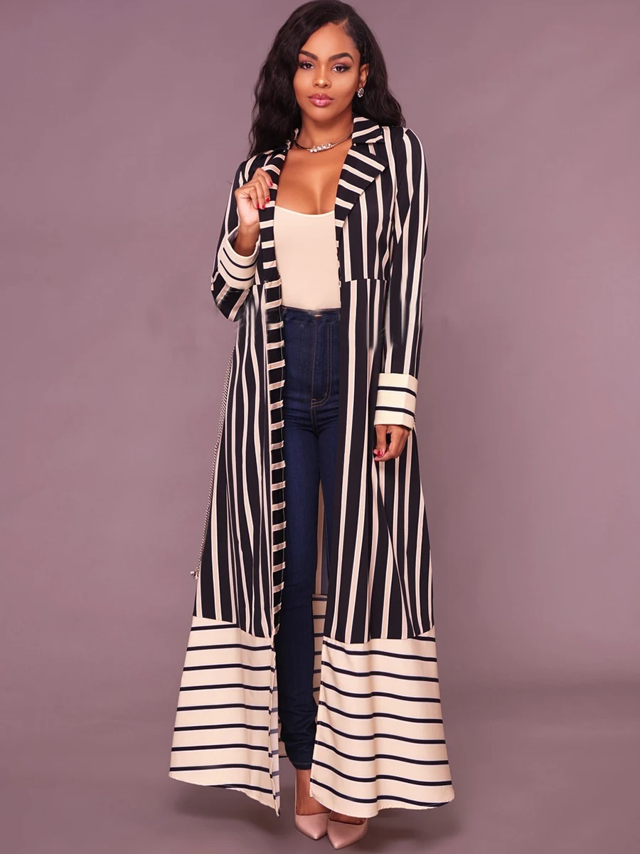 Женская длинная куртка в полоску с цветными вставками и карманами длинным