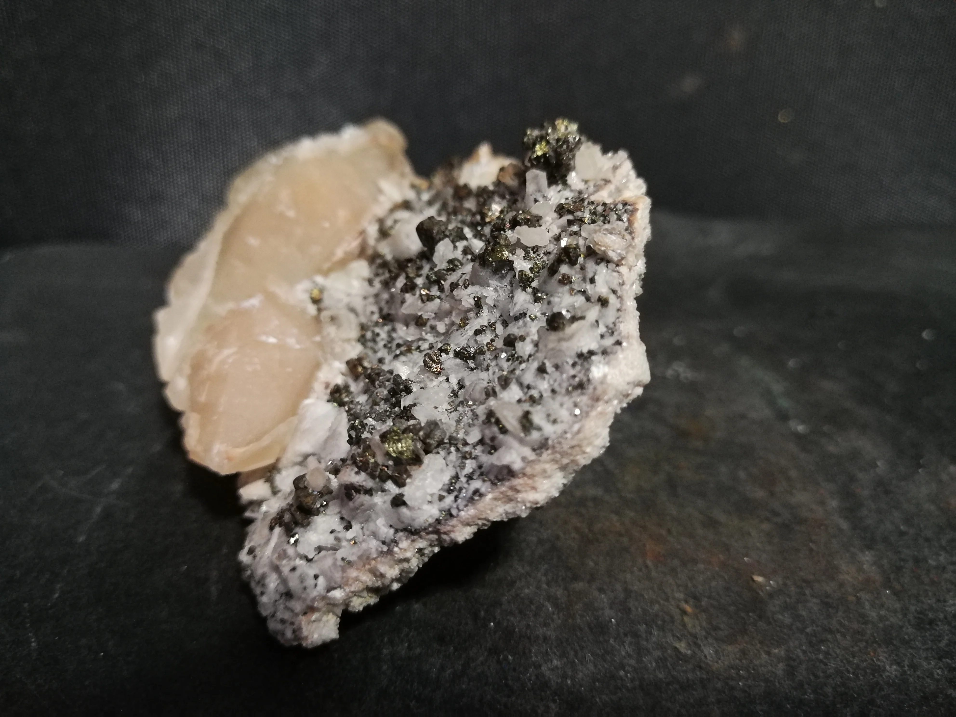 

101.7gMineral samples of natural pink calcite and pyrite Association