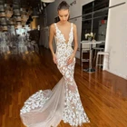 Платье свадебное с юбкой-годе, глубоким V-образным вырезом и кружевной аппликацией