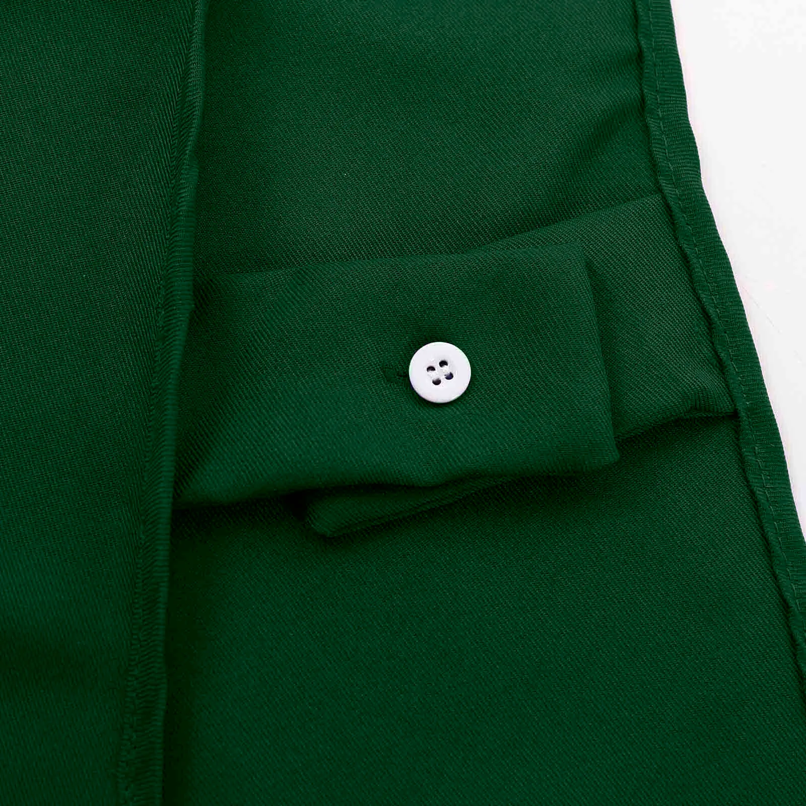 Для женщин с круглым О-образным вырезом работа серьги-гвоздики крепится фартук