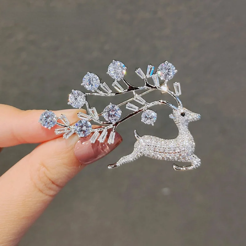 

GY Shining Zirconia Deer Brooch Female Temperament Suit Sweater Coat Pin Corsage Christmas Accessories