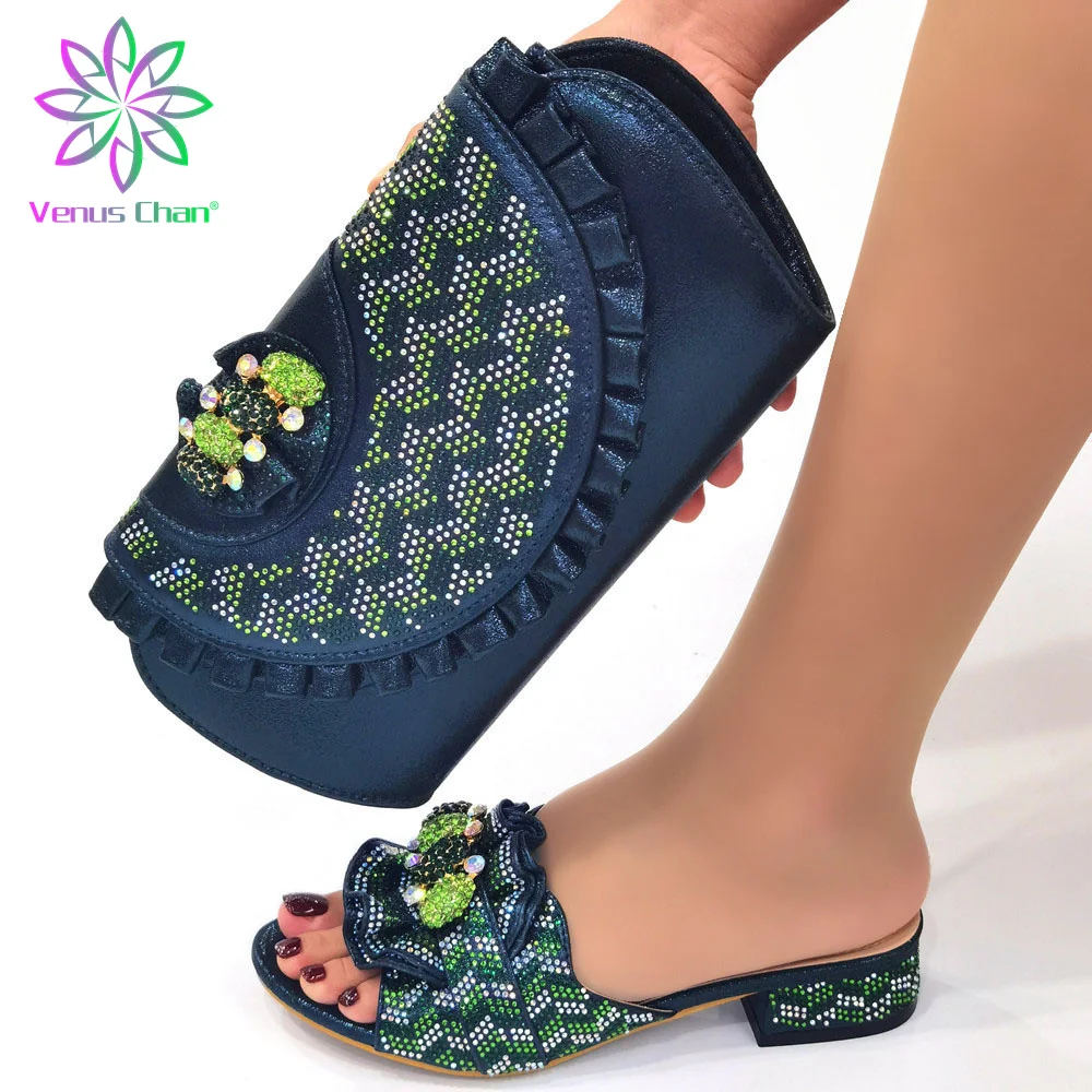 

Туфли-лодочки на каблуке 3,5 см зеленого цвета с подходящей сумкой