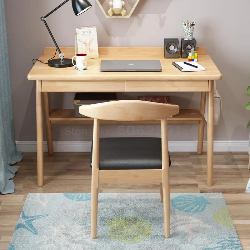Простой стол из массива дерева домашний для учебы студент учится писать