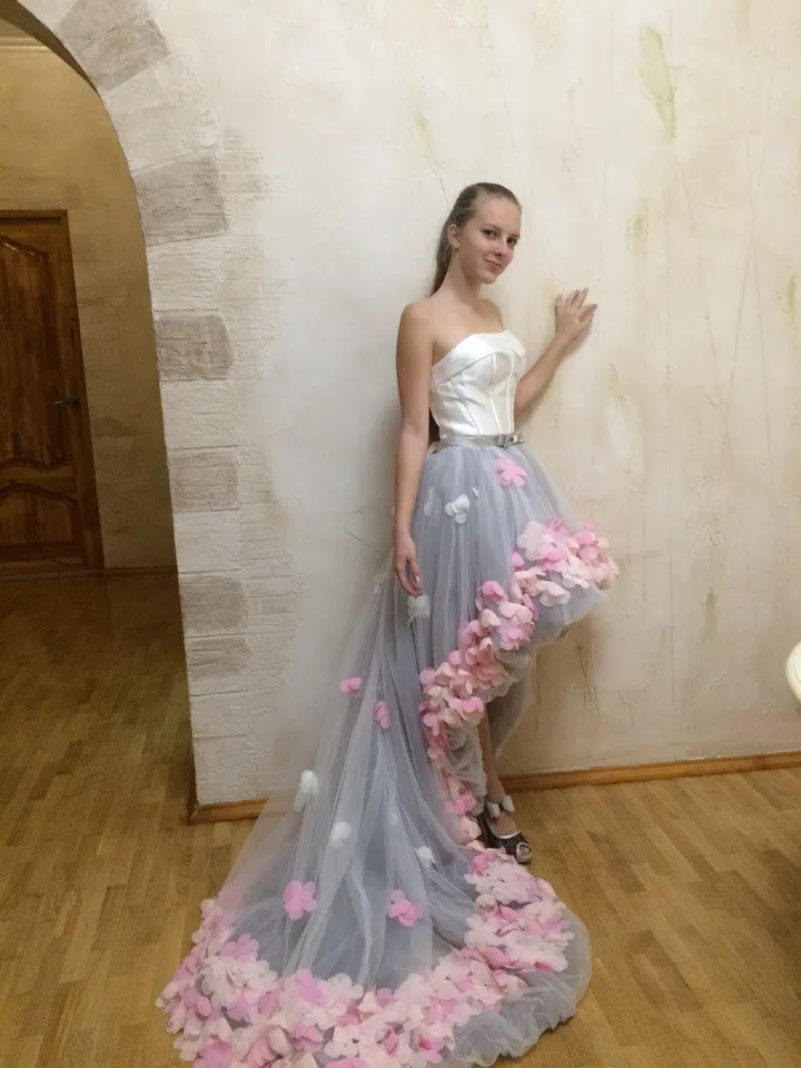 Платья для выпускного вечера с цветами 2020 короткое спереди длинное вечернее