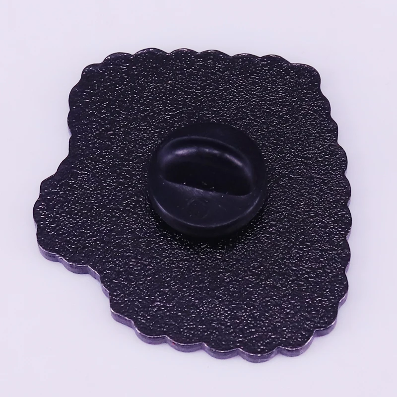 Я понятия не имею чем я занимаюсь черно белая эмалированная булавка милый