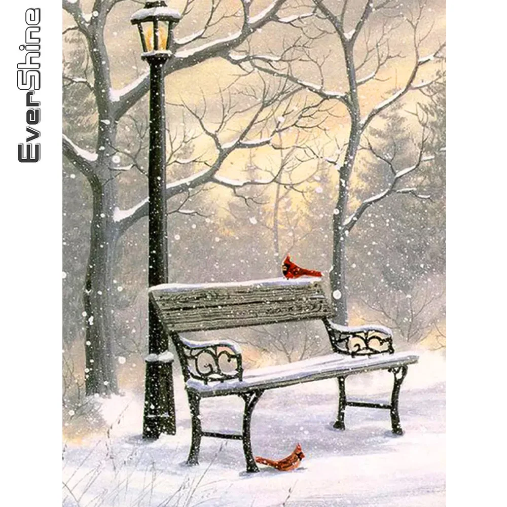 Скамейки с фонарями в зимнем парке