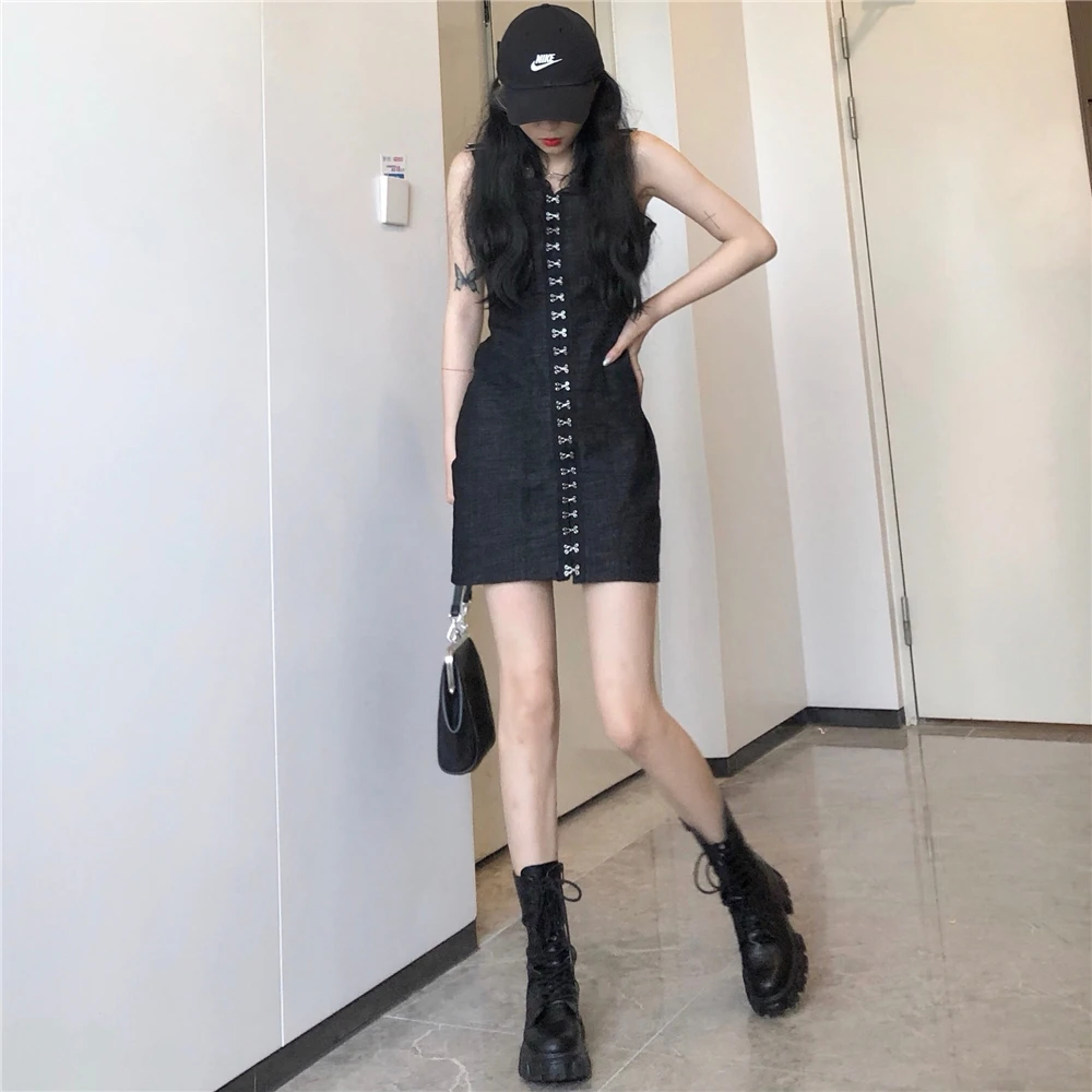 Женское облегающее джинсовое платье черное на бретельках с рюшами и крючком в