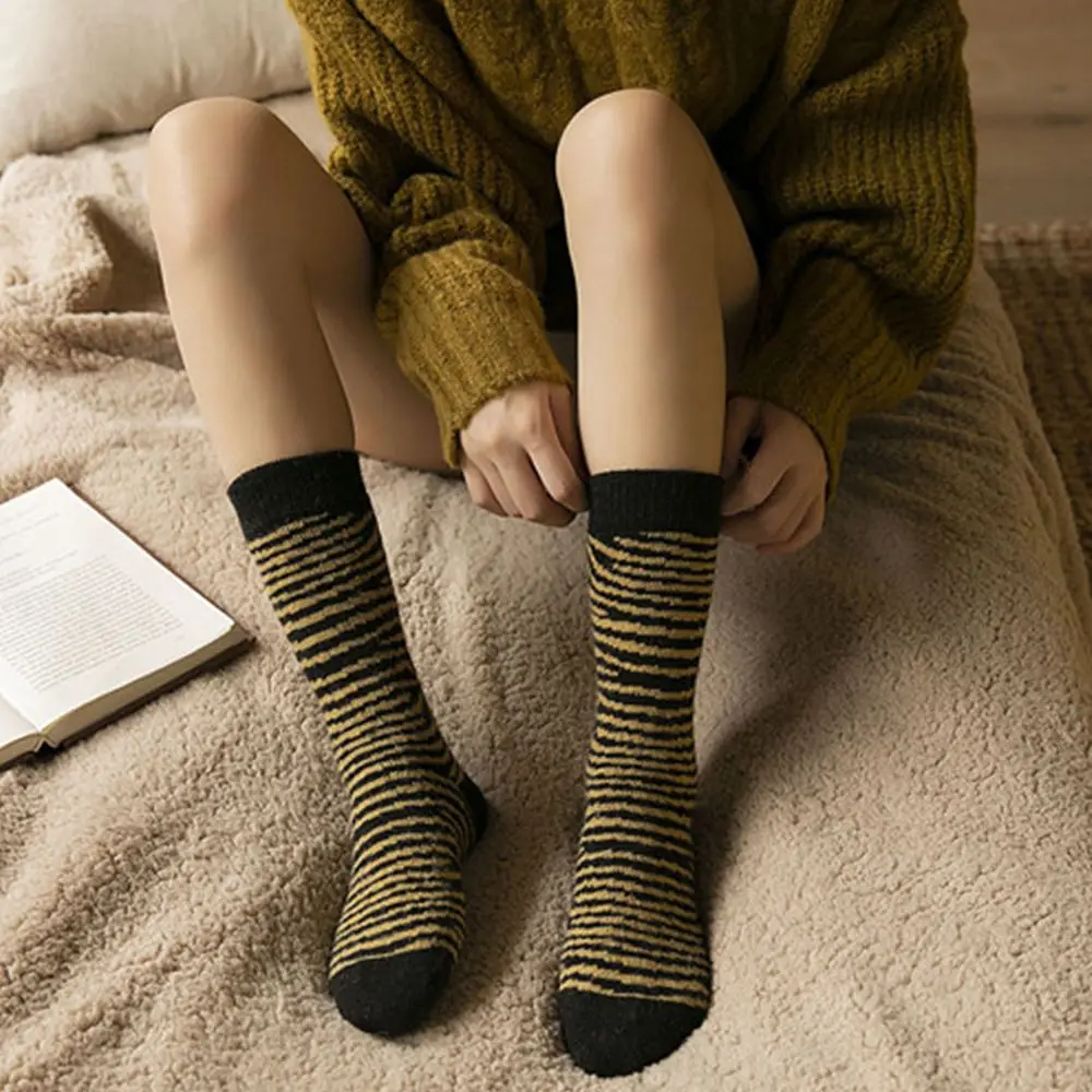 

New Winter Fashion Wave Striped Socks Thicken Warm Woman Socks Harajuku Retro Street-wear Long Socks Simple Wool Stocking