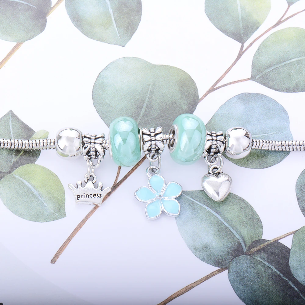 Серебристый браслет с кулоном в форме сердца и короны, украшенный бусинами в виде листьев и мультяшными элементами, подарок для женщин.