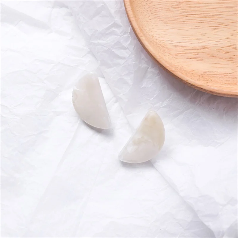 Женские полукруглые серьги простые белые с уникальным дизайном свадебные