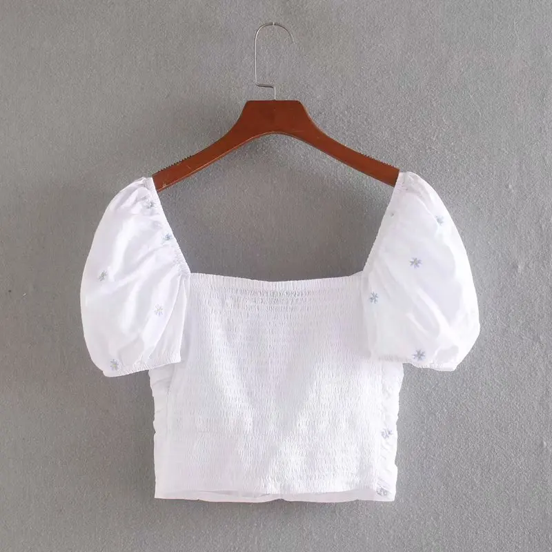 Женская плиссированная блузка с цветочной вышивкой белая квадратным вырезом во