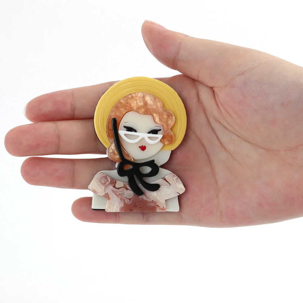 

Fashion Creative Big Yellow Hat Acrylic Girl Brooch For Women Personality Resin Cute Princess Pins Lapel Badges Party Jewelry