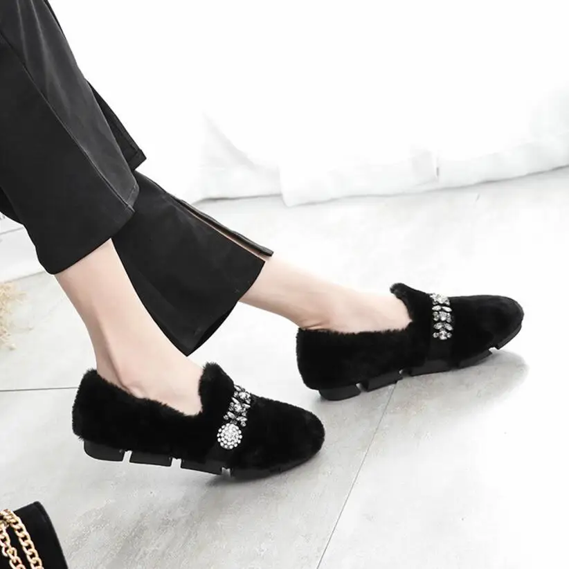 От известного дизайнера Уши с украшением в виде кристаллов зимние сапоги на меху