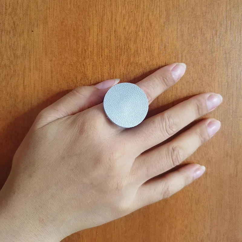 Кольцо женское кожаное круглое в стиле панк массивное модное эластичное простое