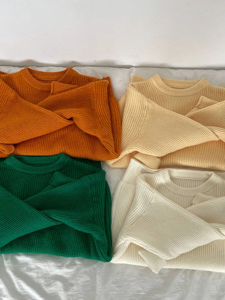 

Однотонный трикотажный свитер в рубчик с вырезом лодочкой и спущенными плечами