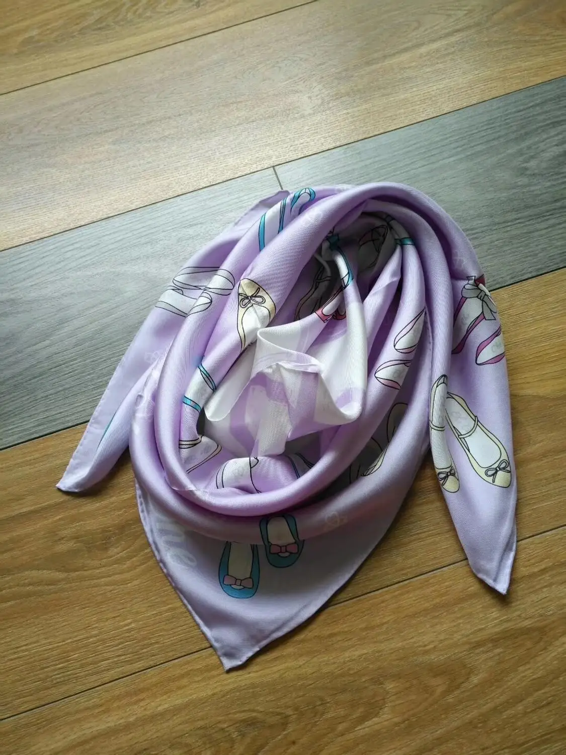 Женский шёлковый шарф платок на высоком каблуке 90 х90 см| |