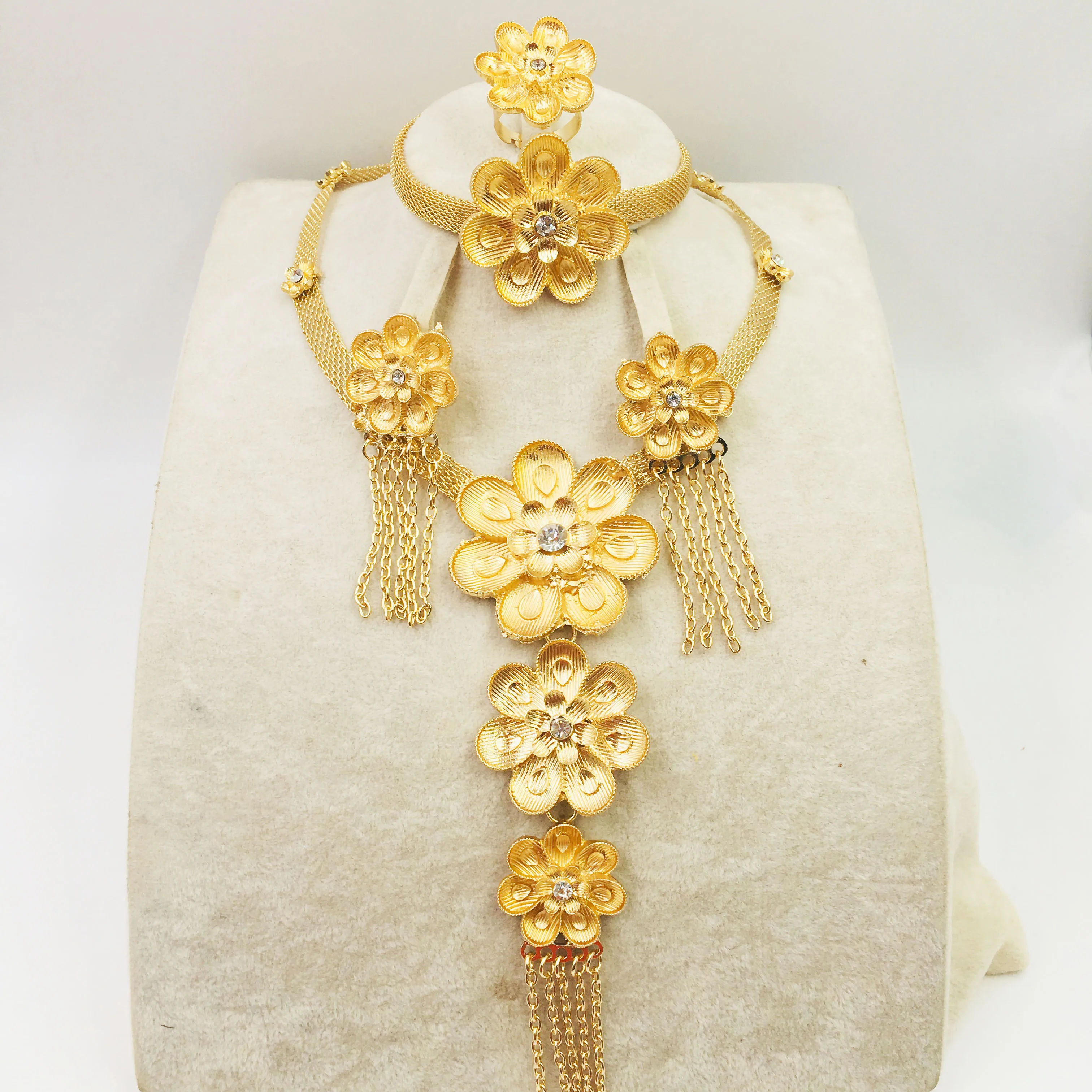 

The new wholesale fashion jewellery set is brighter dubai gold jewellery for women's anniversary parties and birthday trips