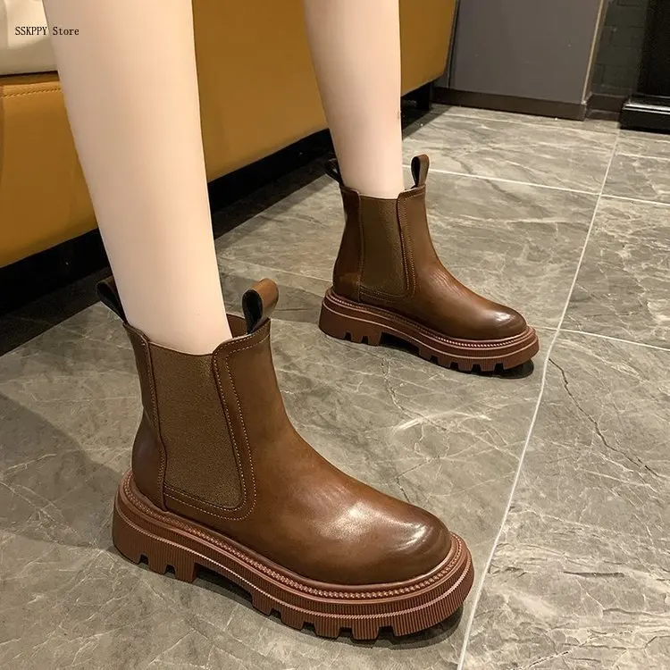 

Коричневые женские Ботинки Martin в британском стиле, новинка 2022, осенне-зимние удобные бархатные короткие ботинки челси на толстой подошве дл...