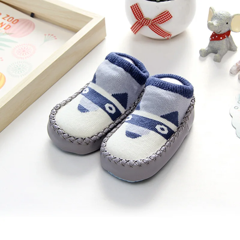Модные детские носочки с резиновой подошвой, носки для малышей и малышек, начинающих ходить, новорожденных осень-зима детей носки-тапочки обувь Нескользящие мягкие недорогого материала