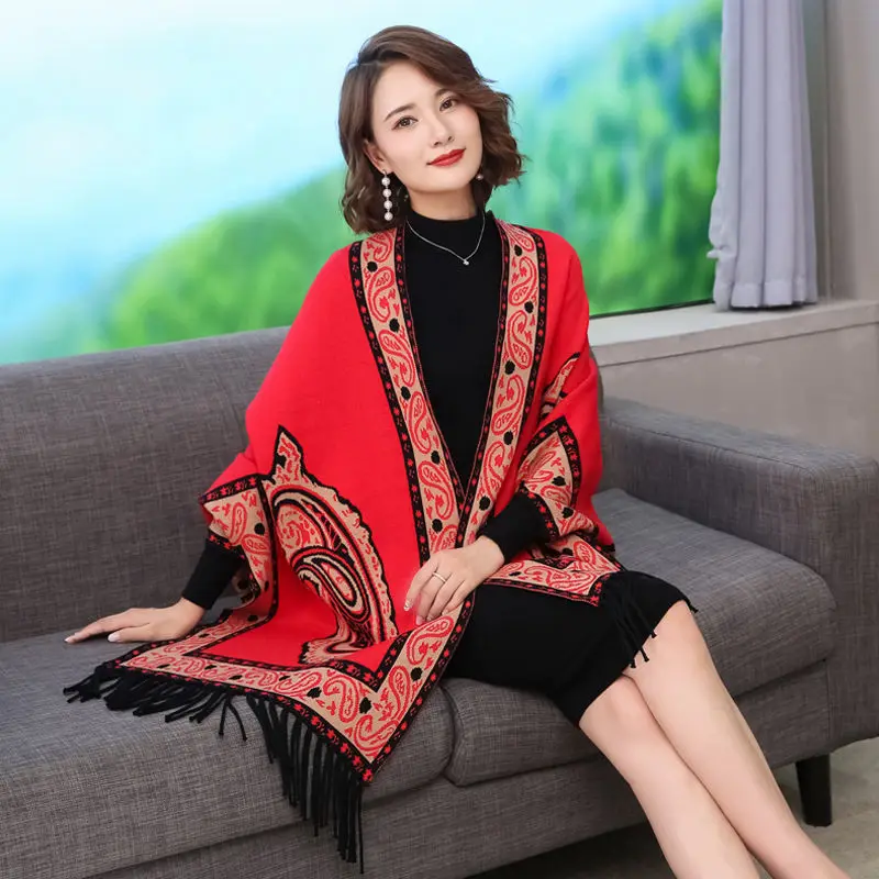 Модный теплый свитер с принтом в национальном стиле пончо кисточками женский