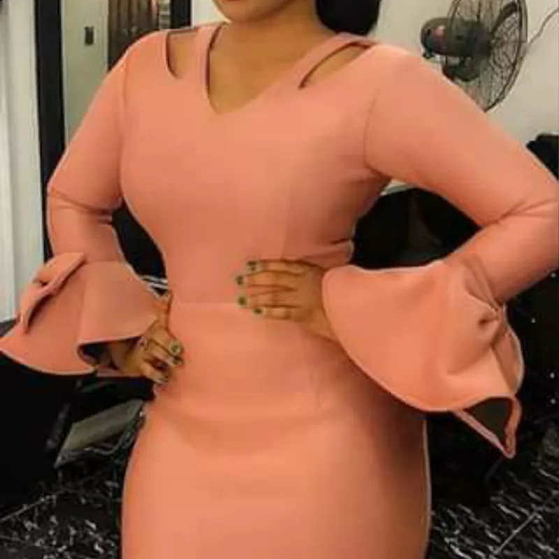 Женское облегающее вечернее платье элегантное с вырезами на плечах и бантом