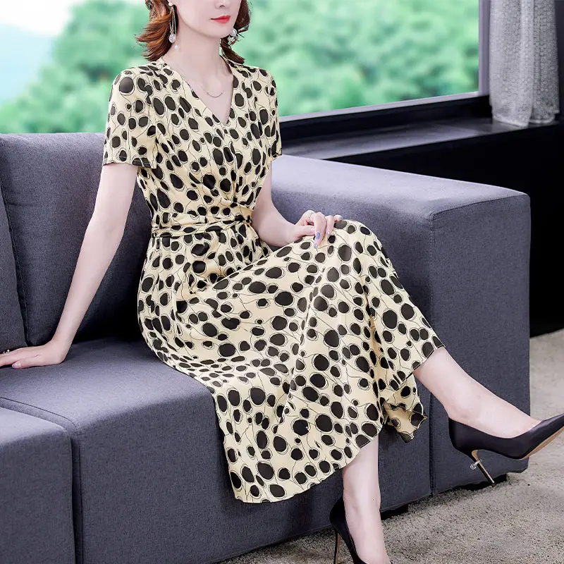 

Женское платье в горошек, с V-образным вырезом и коротким рукавом