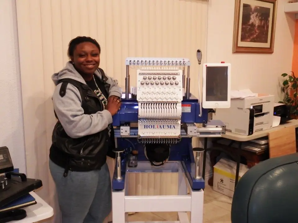 Вышивальная машина Holiauma с бесплатной доставкой, 15 цветами, для кепок/футболок/плоских поверхностей, по выгодной цене с компьютеризированным управлением и сертификатом CE.