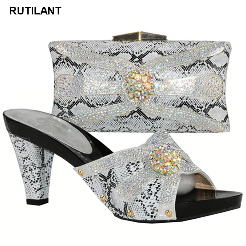 Новейший итальянский комплект из обуви и сумки серебристого цвета украшенный