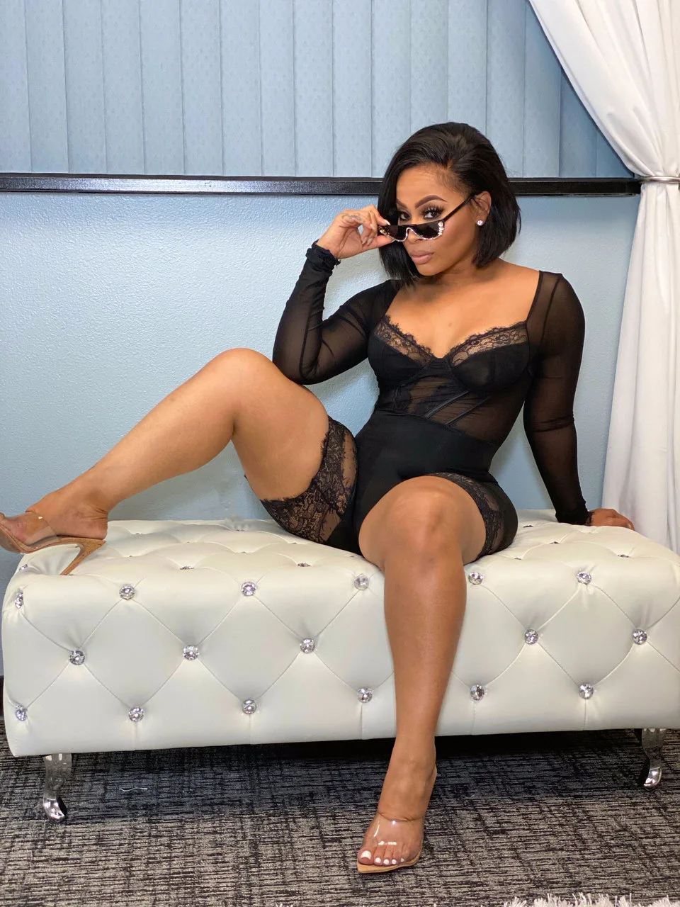 Сексуальный кружевной комбинезон с v образным вырезом черного и винного цвета