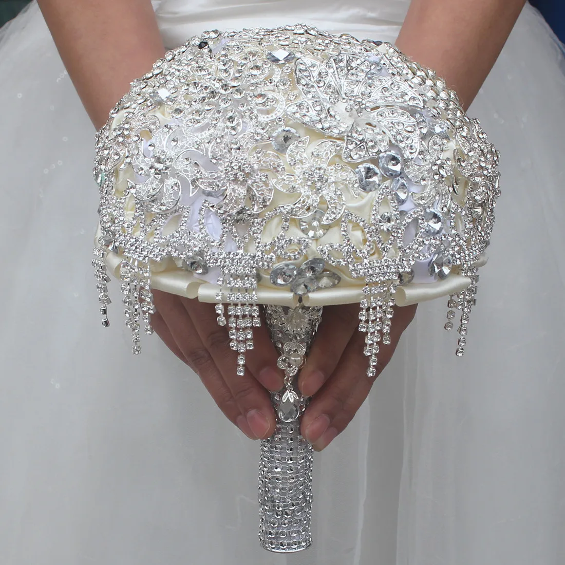 

Luxury Crystal White Wedding Bride Holding Artificial Flowers Bouquet Rhinestone Flower Bouquet Bride Wedding Decoration Flower