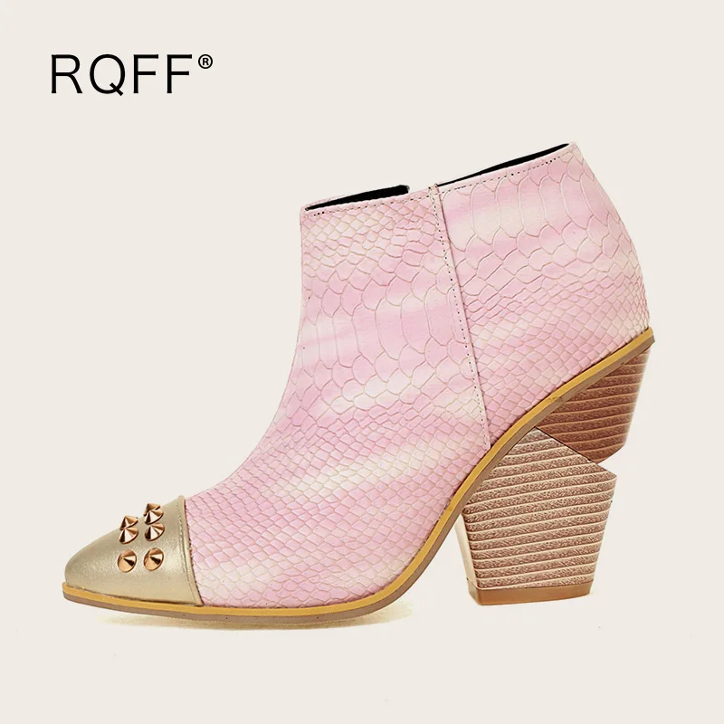 

Женские ботинки с острым носком, черные, розовые или коричневые короткие ботильоны на блочном каблуке 10 см с заклепками, осень