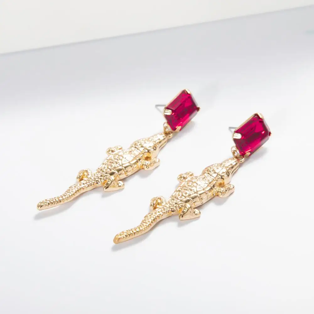 Женские серьги гвоздики под крокодила золотистые с кристаллами украшенные