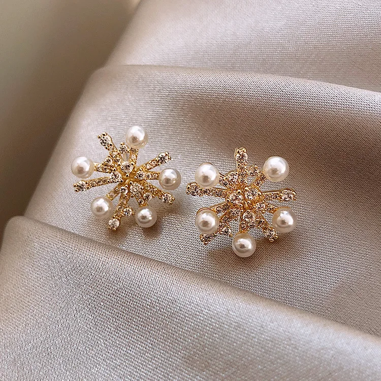 

Luxury Female White Pearl Small Earrings Charm Gold Color Wedding Earrings Trendy Crystal Snowflake Stud Earrings For Women