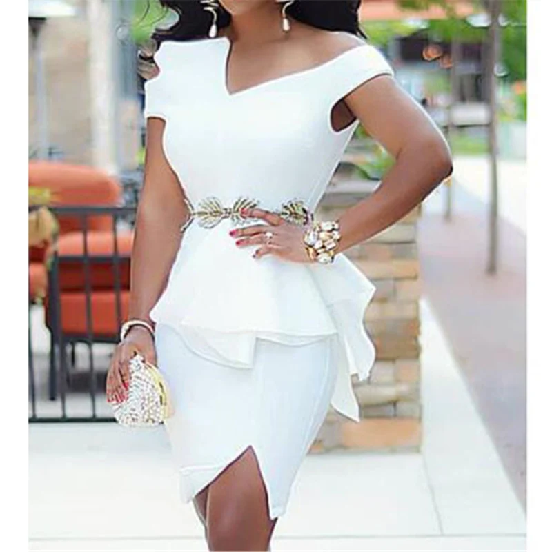 Белое Облегающее вечернее платье с оборками и баской открытыми плечами разрезом