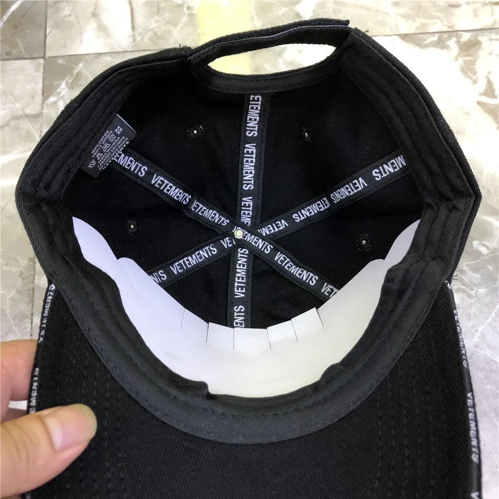 

Vetements Black Caps 2020 Men Women Embroidery Logo Classic Vetements Hats Inside brim White Logo VTM Visors High Quality Cap