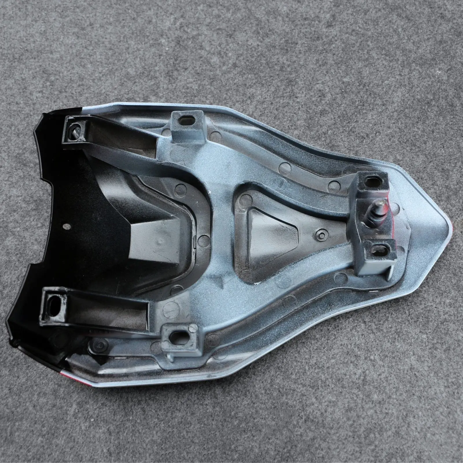 Мотоцикл заднем сиденье сзади ПАССАЖИРСКОЕ СИДЕНЬЕ капота Крышка подходит для