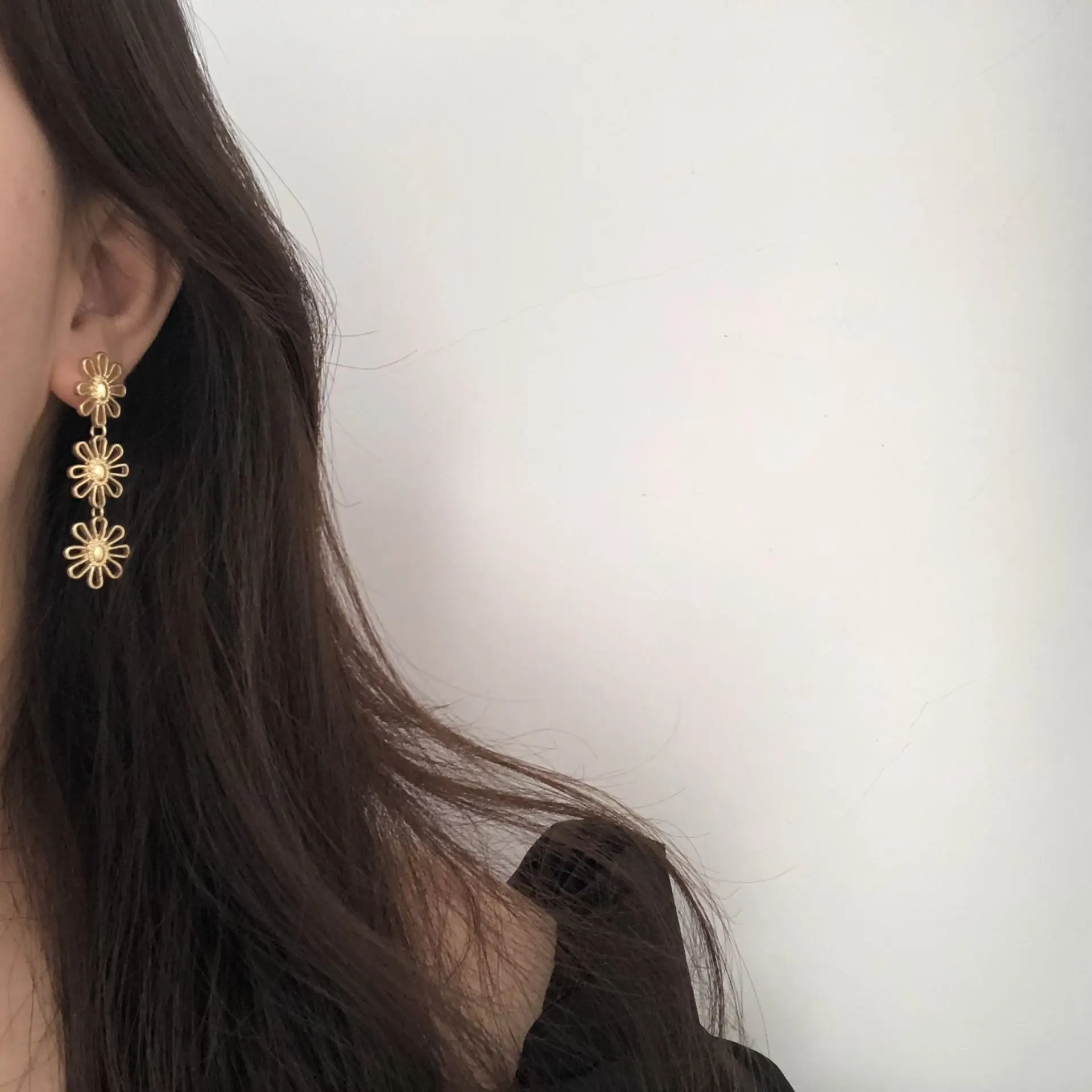 

2021 New Fashion Golden Flower Pendant Earrings Ladies Simple Personality Earrings Sweet Girl Party Jewelry Accessories