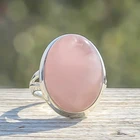 Кольцо женское, серебристое, с большим розовым камнем