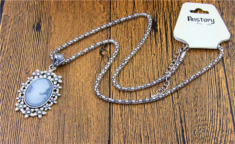 Lady Queen Cameo Pendant Necklace Vintage Hollow Flower Necklace For Women Antique Silver Plated Fashion Jewelry